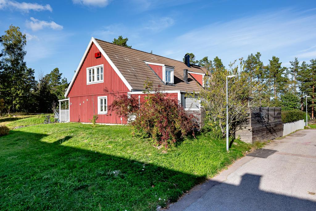 Gavelradhus med framsida som vetter mot skog och fotbollsplan 