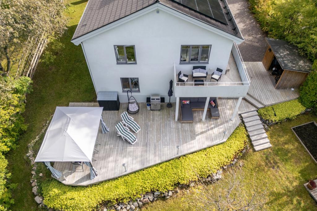 Rymligt soldäck i fint solläge samt längsgående stor balkong