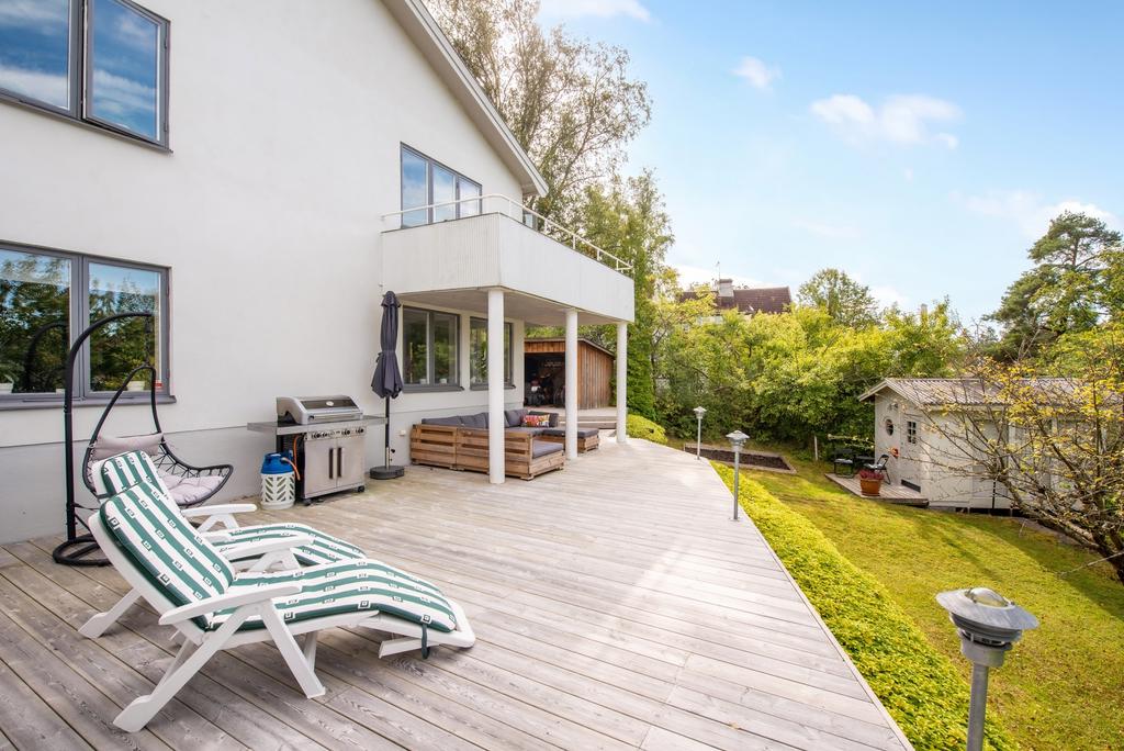 Mycket gott om plats för loungemöbler och solstolar på det rymliga trädäcket