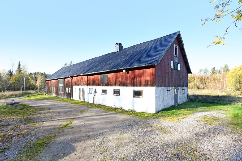 Ekonomibyggnad med flera hästboxar