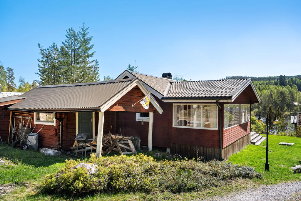 Förrådsbyggnad bakom huset
