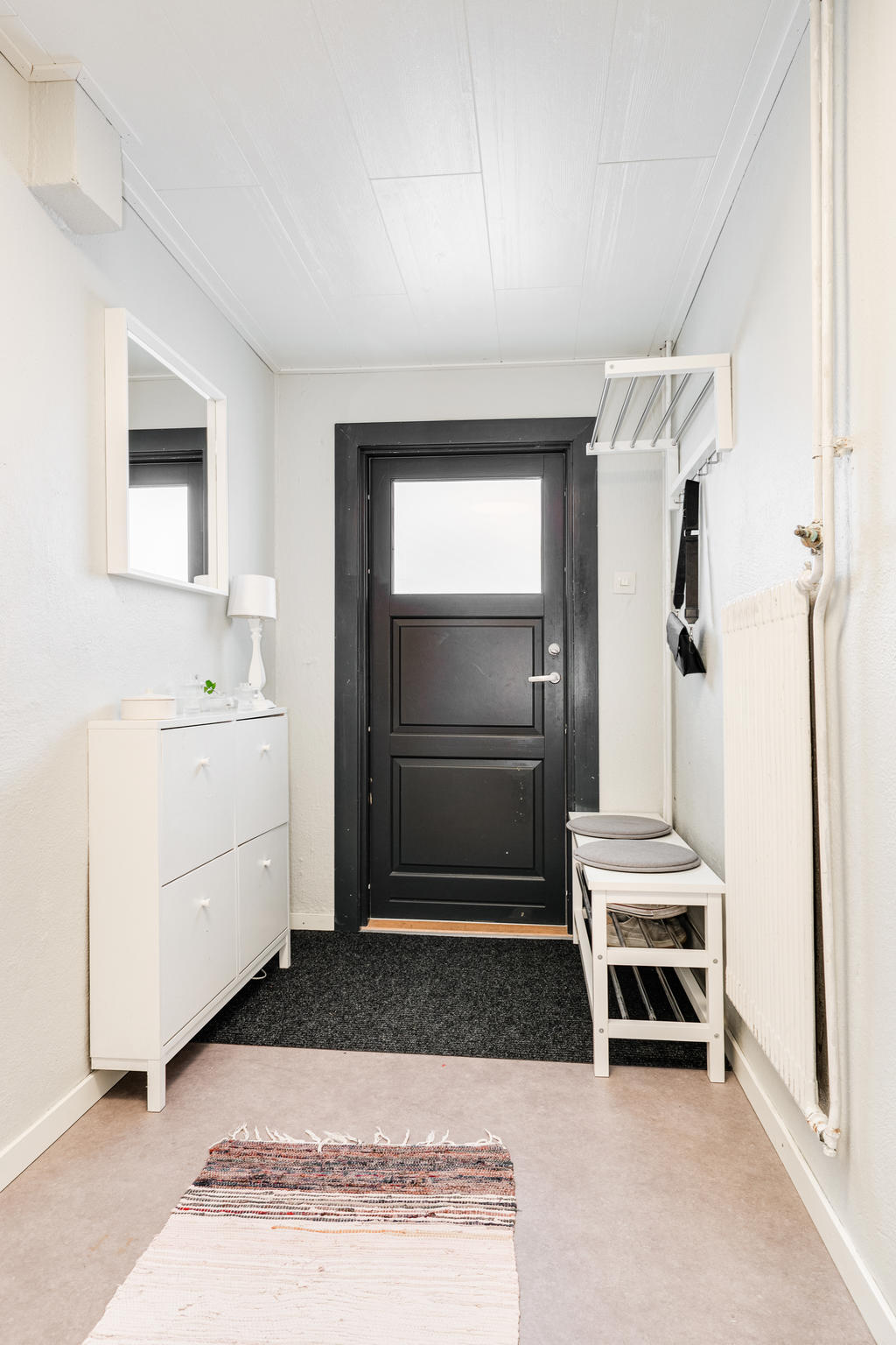 Hall-källarplan. Utgång till altandäck och trädgård. 