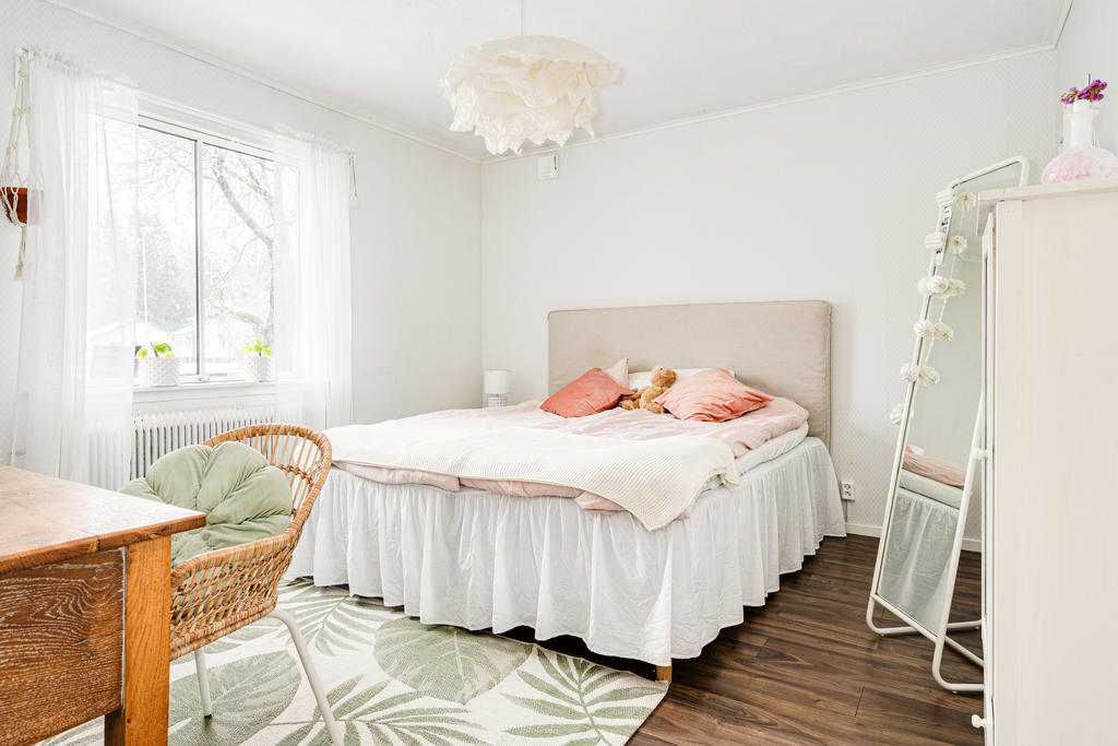 Sovrum-källarplan. Klädkammare