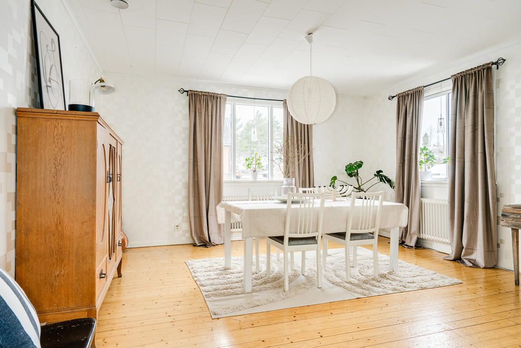 Ljust och öppet vardagsrum. Med gediget trägolv.
