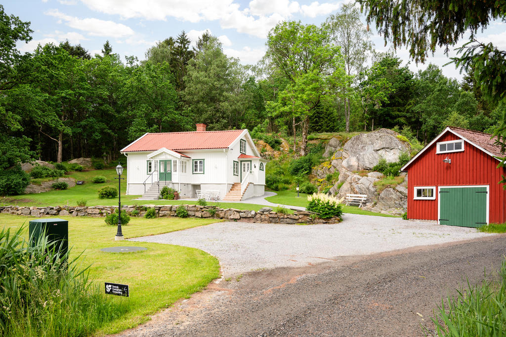 En stor grusparkering med plats för både bilar och husvagn/husbil för den som önskar.