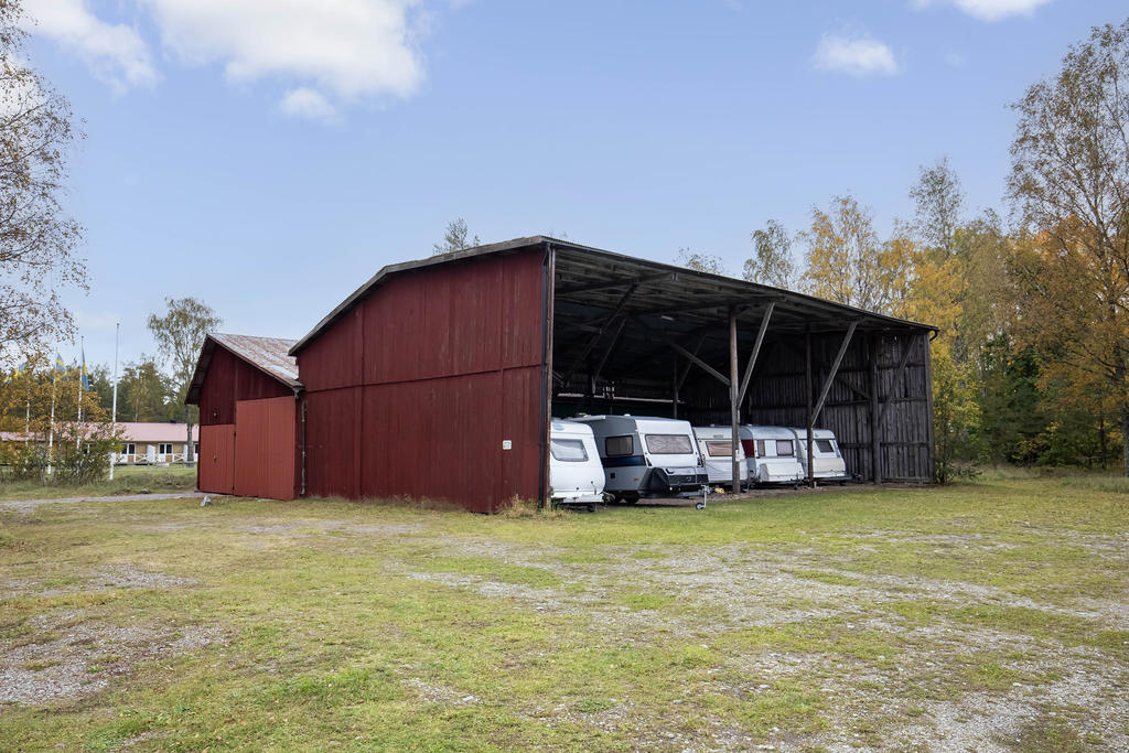 Ibland festlokal på sommaren, husvagnsförvaring på vinterhalvåret