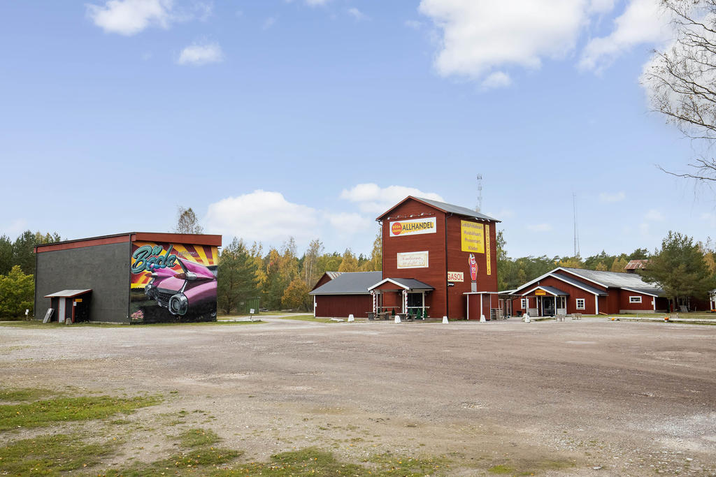 Många byggnader med många försäljningslokaler, I mitten den populära tomtebutiken!