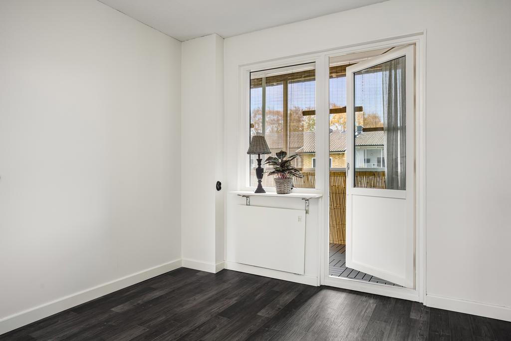 Via altandörren i köket når man bostadens balkong där det finns ett isolerat skafferi.