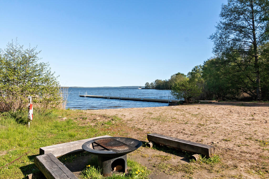 En av många fina badplatser på ön, Hovgårdsstranden