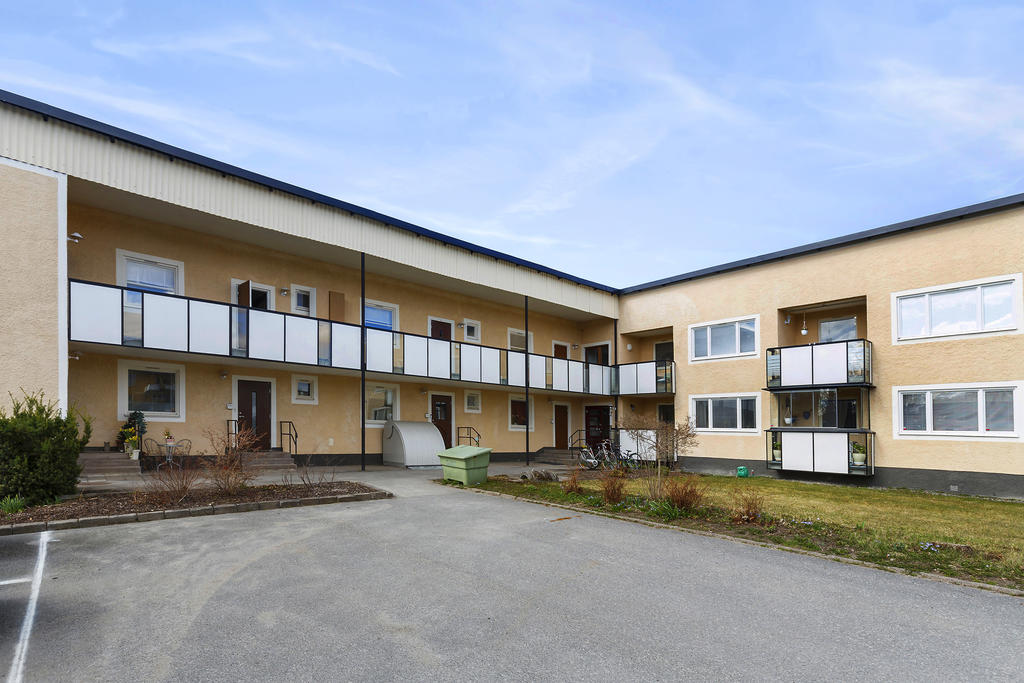 Välskött fastighet där fasader och balkonger renoverats. bergvärme installerats och stambytet är gjort.