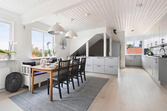 Rymligt kök med fantastiskt ljusinsläpp och gott om plats för önskad möblering