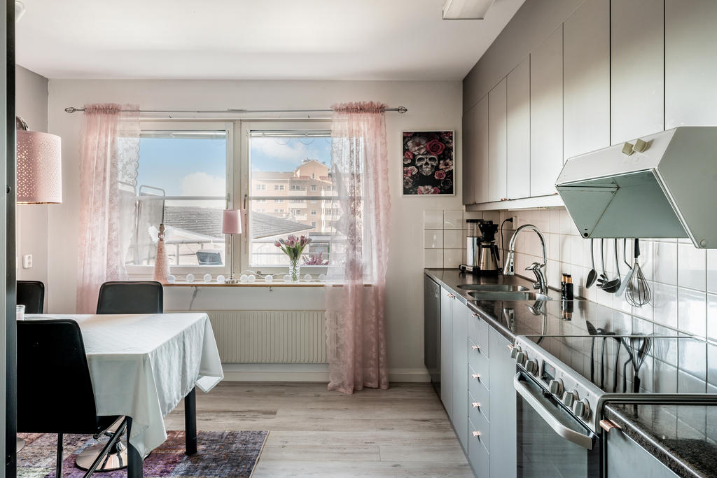 Rymligt kök med plats för matgrupp