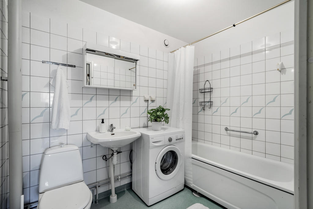 Badrum med tvättmaskin