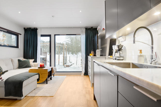 Allrum och kök i bra skick med stort fönsterparti