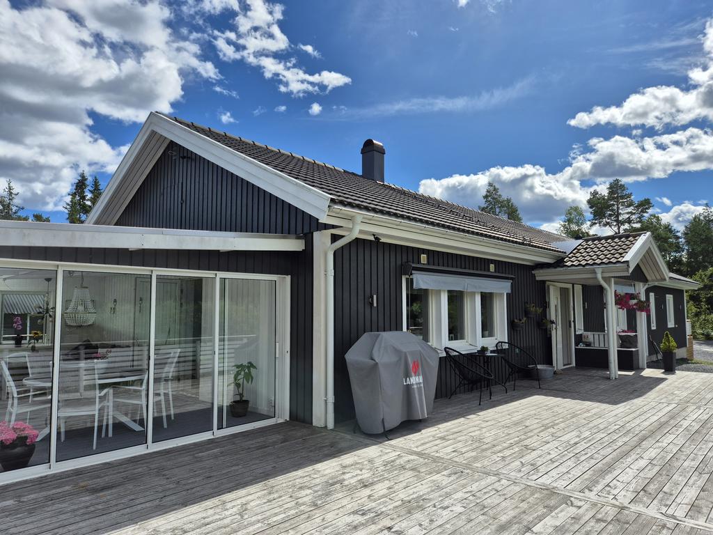 Huset, entrésidan och uterummet