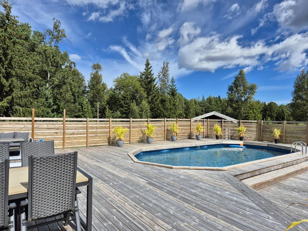 Poolen och stora trädäcket