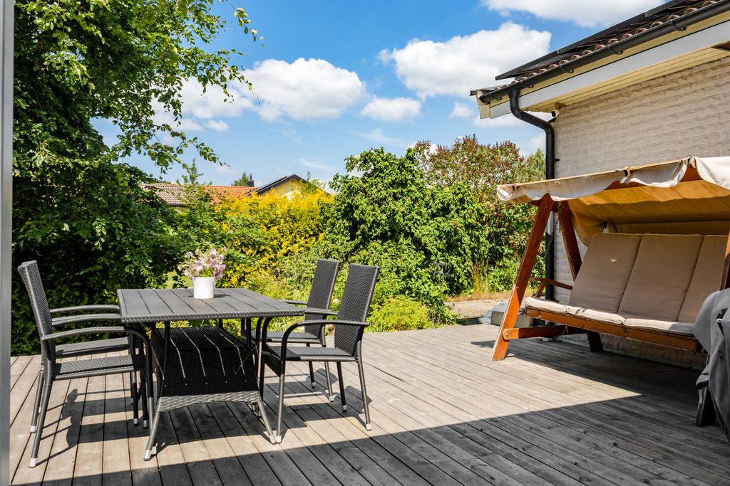 Sommarbild på trädäck