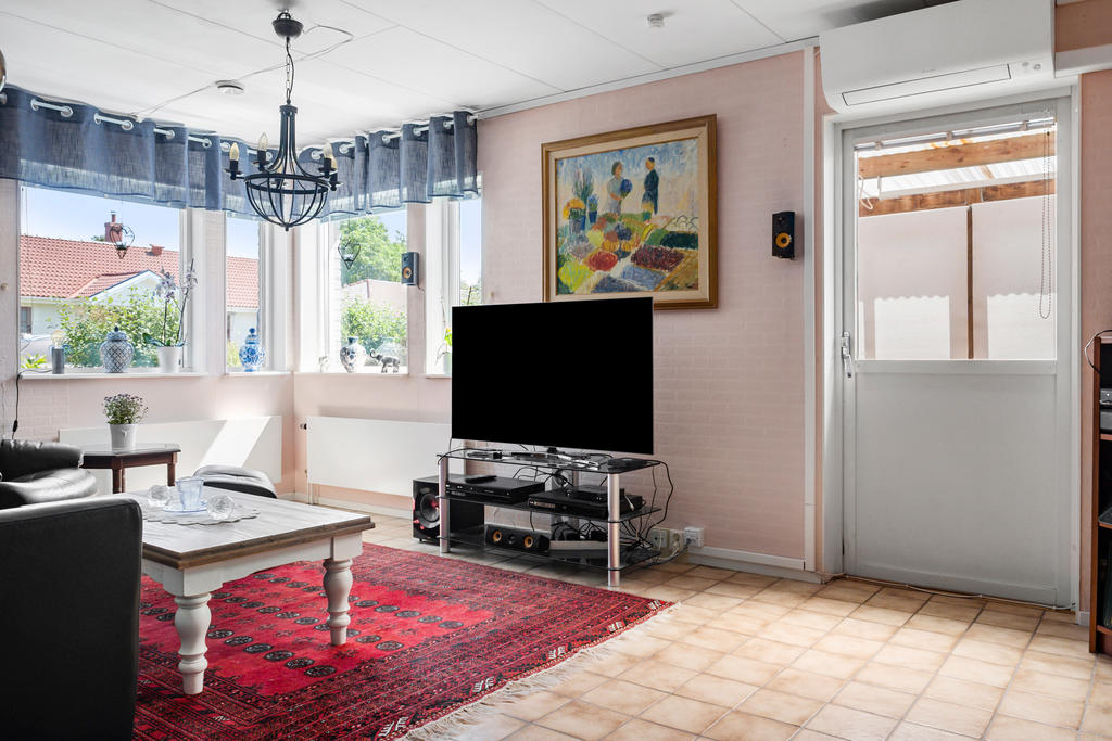 Vardagsrum med utgång mot uteplats och trädgården