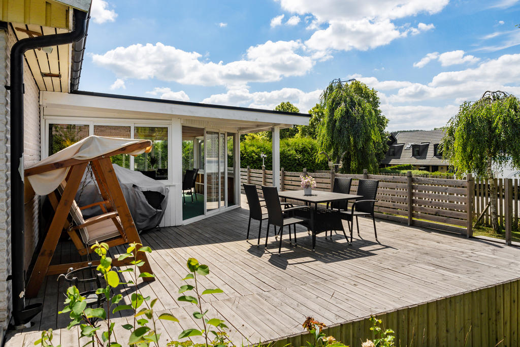 Sommarbild på trädäck i anslutning till uterum