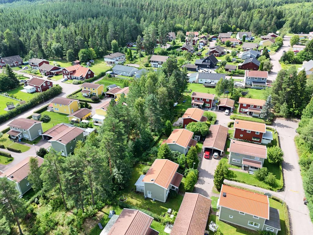 Mycket omtyckt och barnvänligt område. Detta hus ligger med trädgården mot skogsdungen.