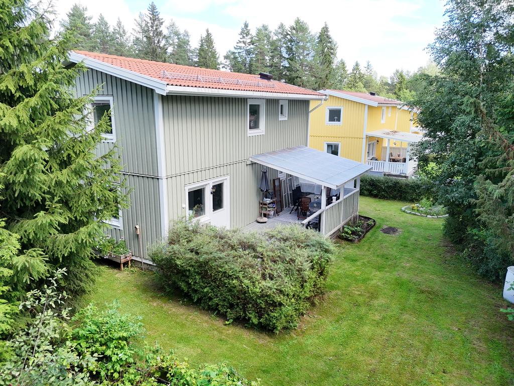 Trevlig trädgård med möjlighet till både lek och odling.