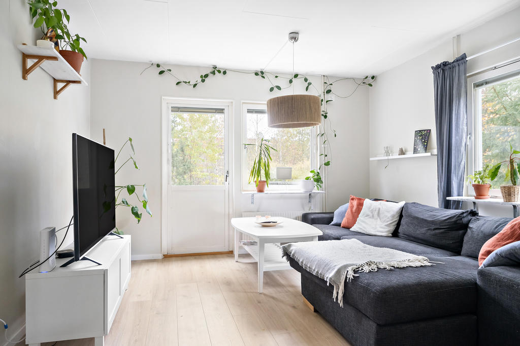 Vardagsrum med utgång till altanen.