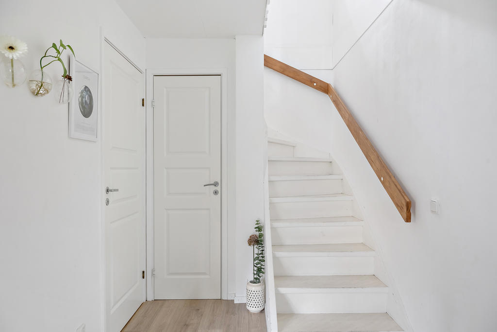 Förråd under trappen.