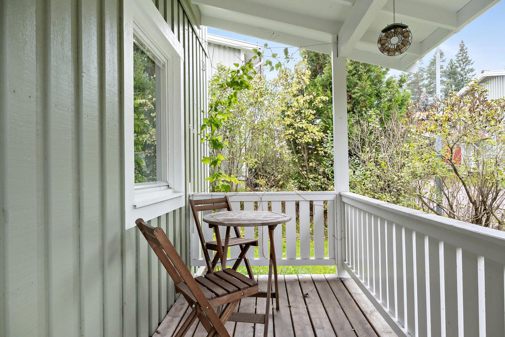 Vid entrén finns plats för en liten uteplats.