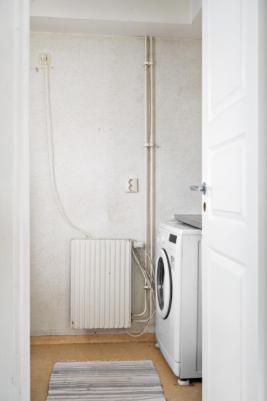 Tvättstuga med grovingång.