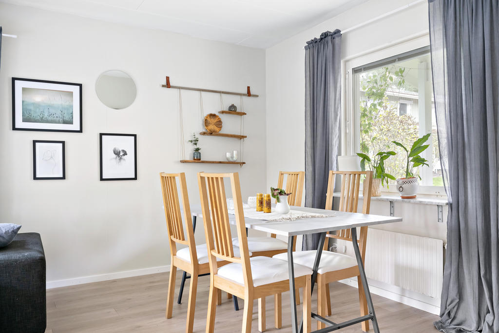 Vardagsrummet är rymligt nog att få plats med såväl matgrupp som soffhörna.