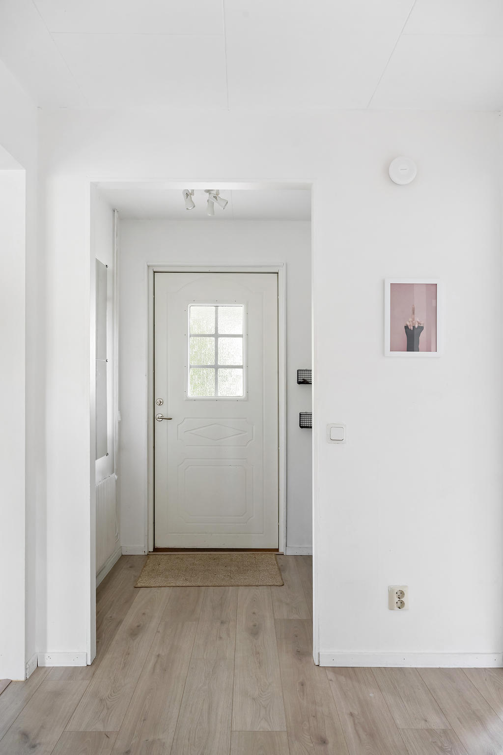 Enhetligt laminatgolv är lagt på hela entréplan.