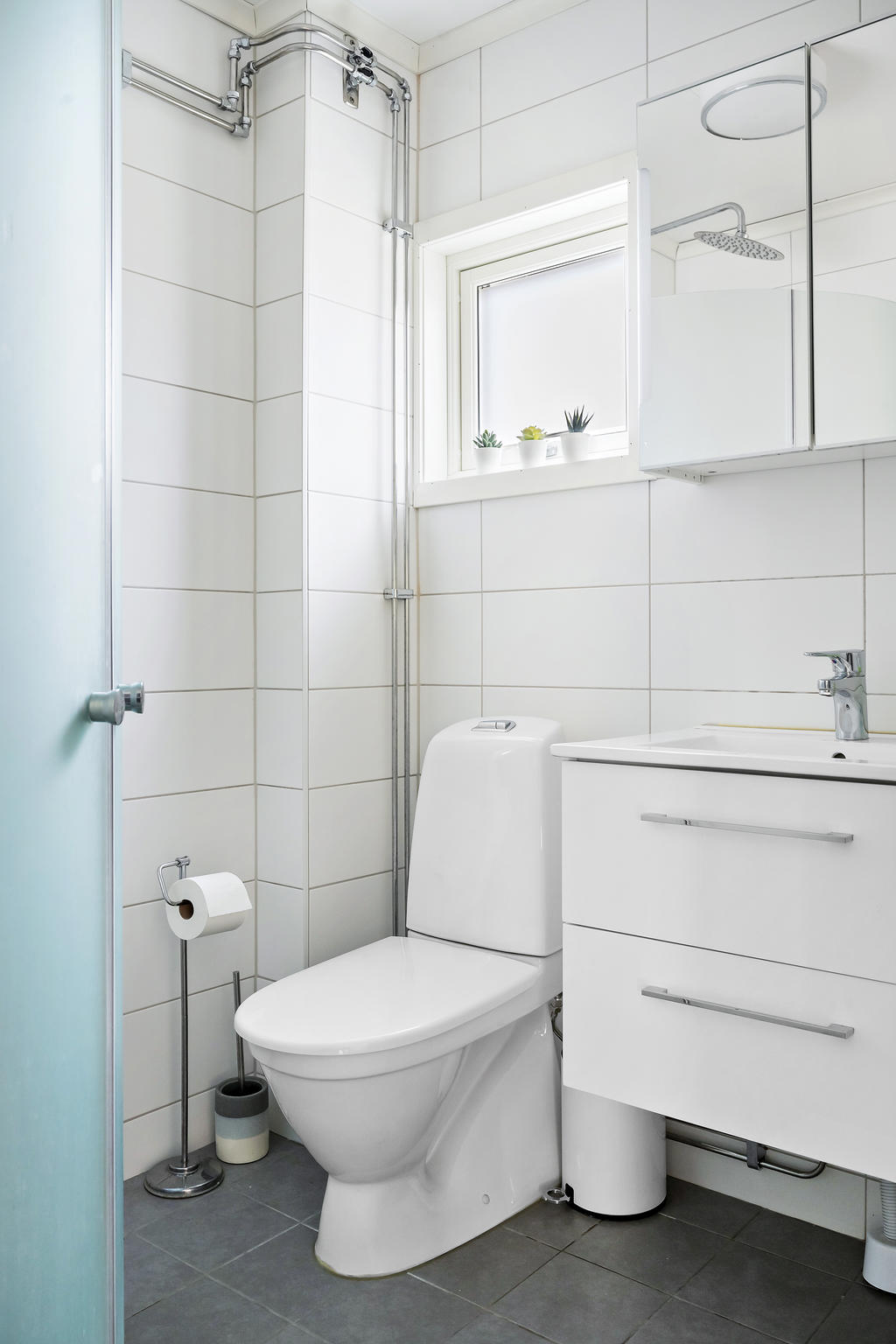 Renoverat och helkaklat badrum på entréplan.