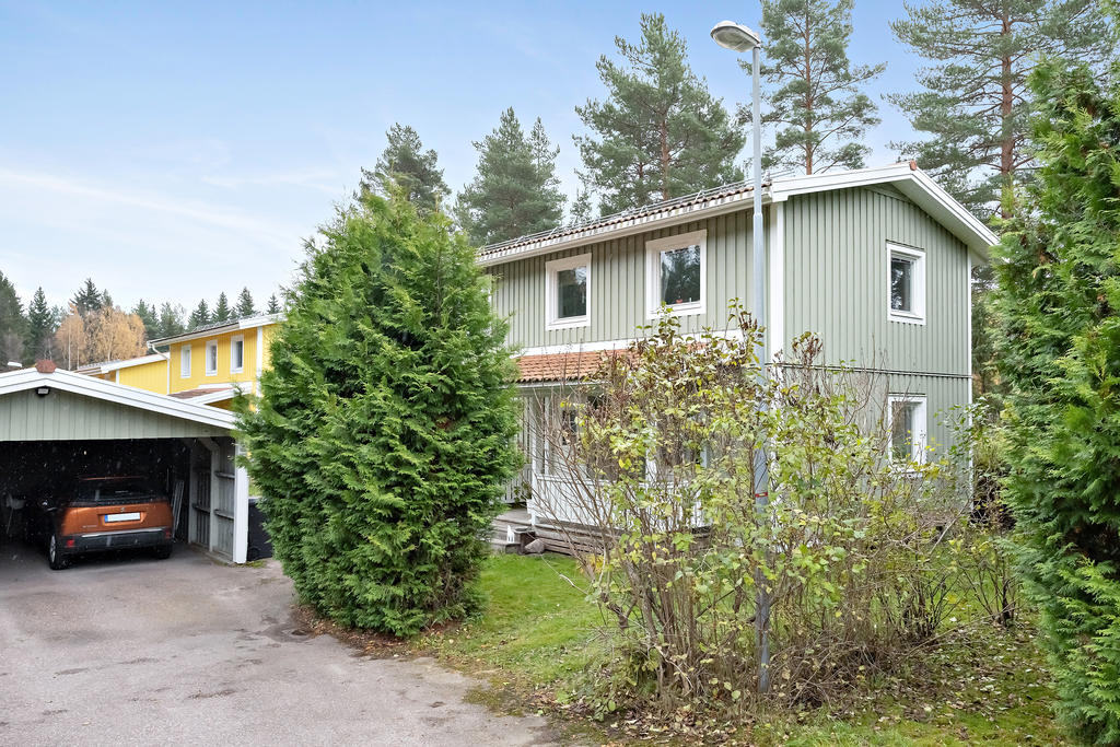 Carport precis utanför entrén.