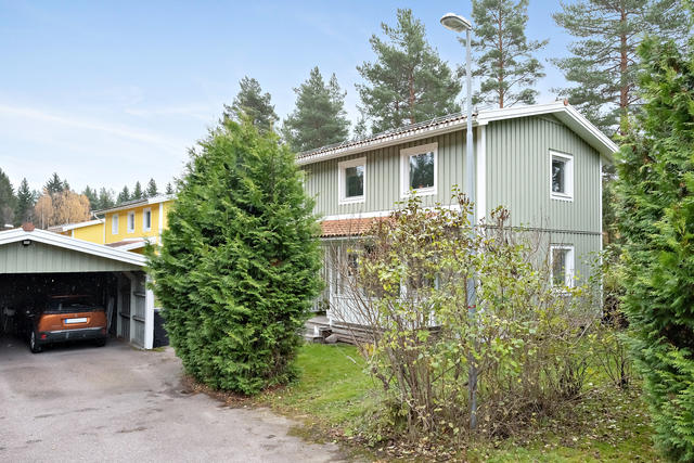 Carport precis utanför entrén.
