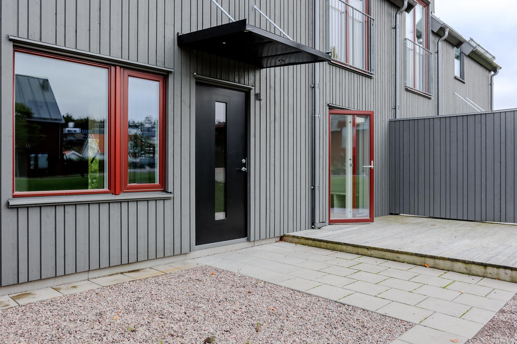 Huvudentré med anslutande altan