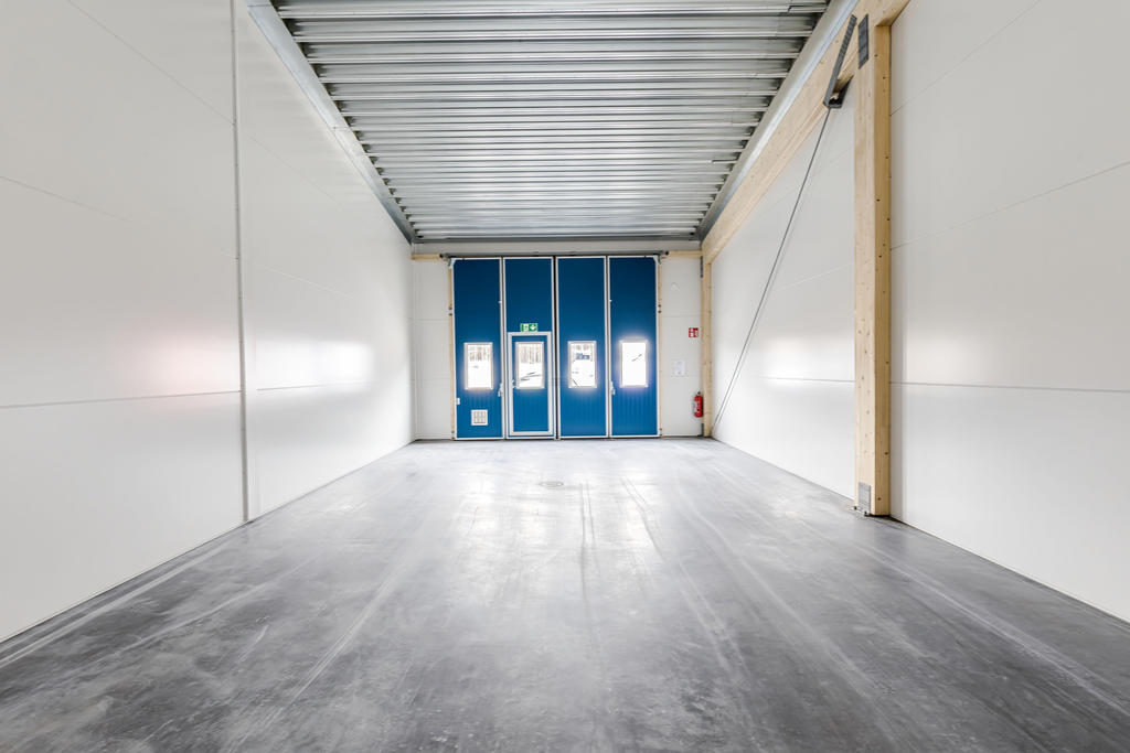 Exempelbild inifrån låg lokal, front med vikport 4x3,6 meter.