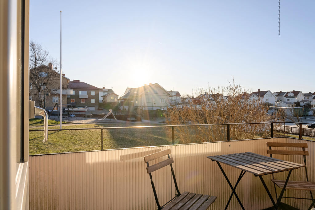 Njut av solen och en kopp kaffe