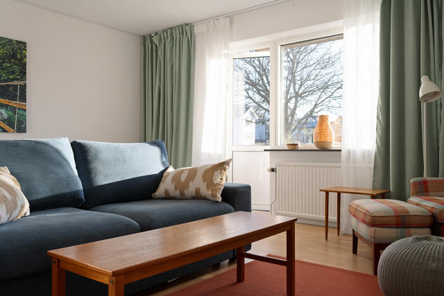 Ljuset som speglar sig vidare in i lägenhet skapar värme 