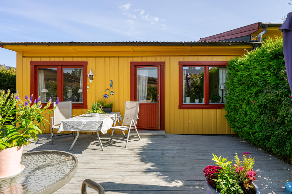 Trivsam uteplats med utgång från vardagsrum 