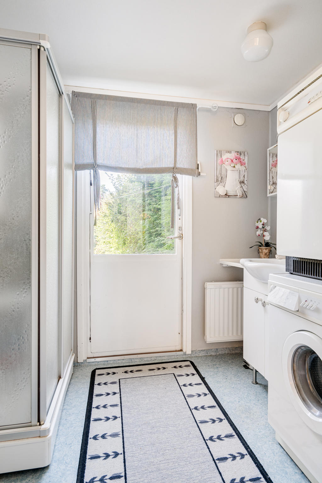 Duschrum med utgång till trädgård 