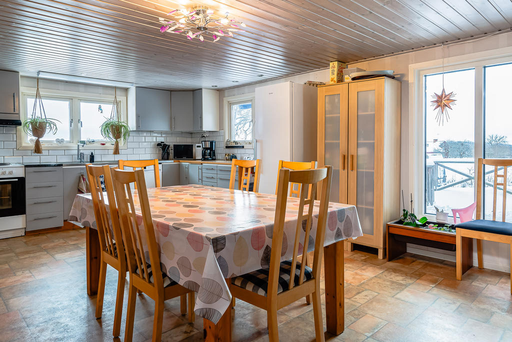 Stora fönster vid kök mot uteplats på framsidan