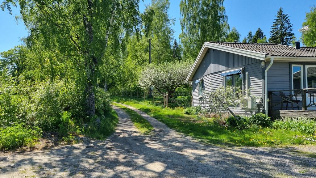 Extra lantlig känsla med den lilla grusvägen fram till huset