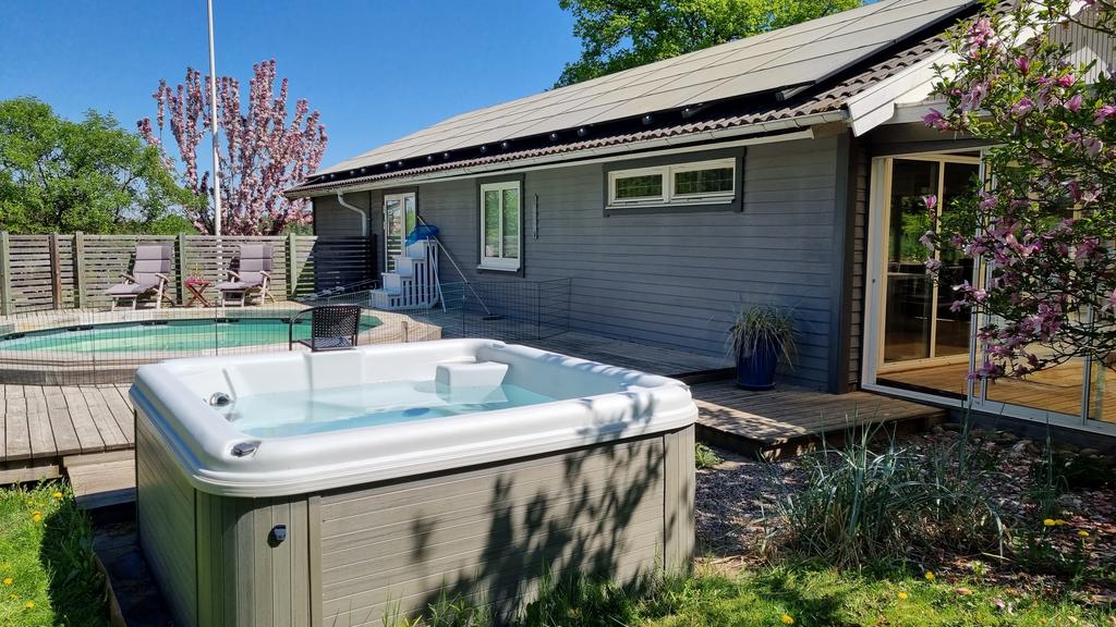 Bubbelbad och nedsänkt pool invid huset