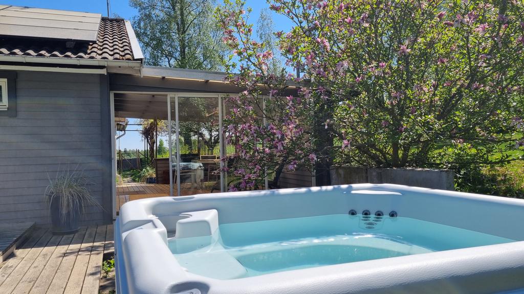 Bubbelpoolen ligger precis bredvid altanen