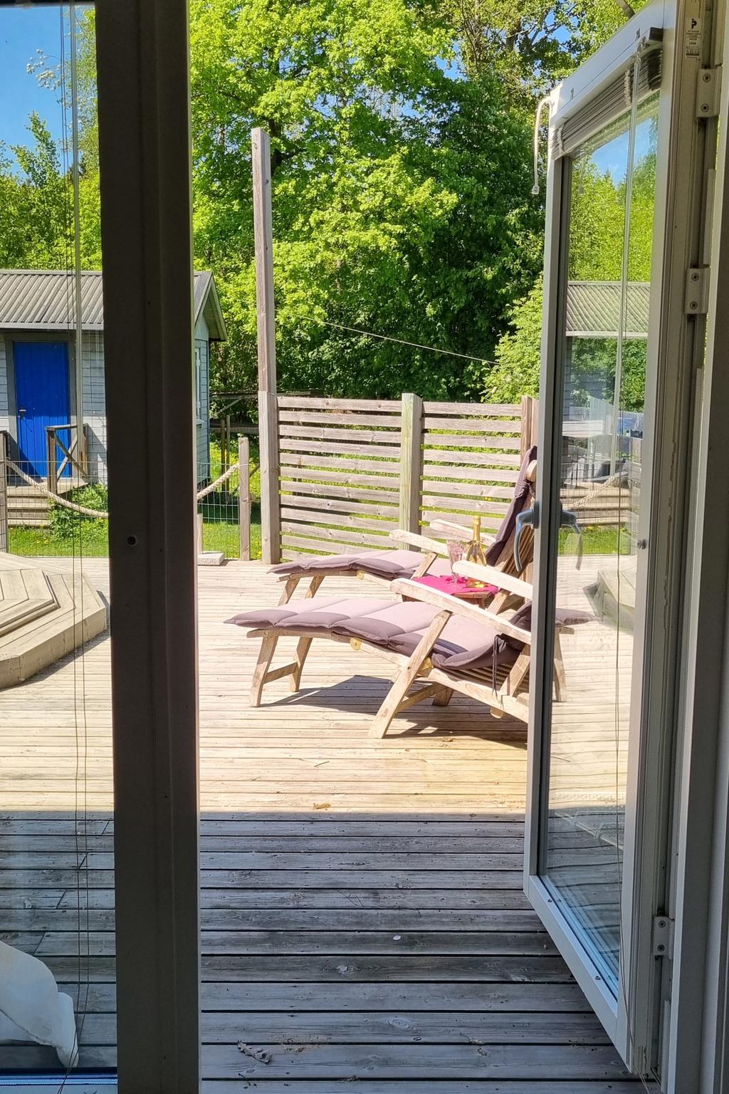 Utgång till soldäck och pool från sovrummet