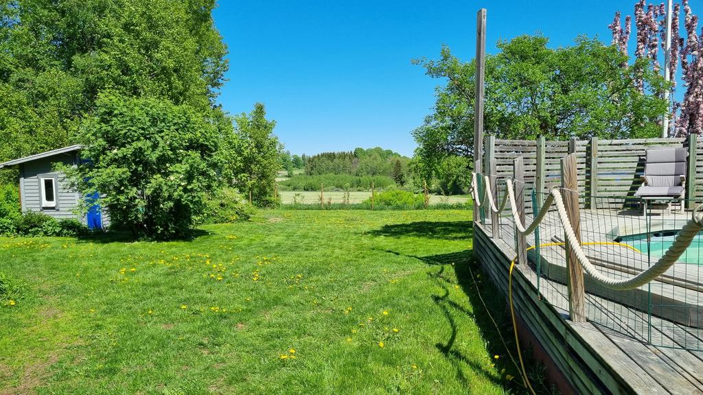Härliga gräsytor i trädgården