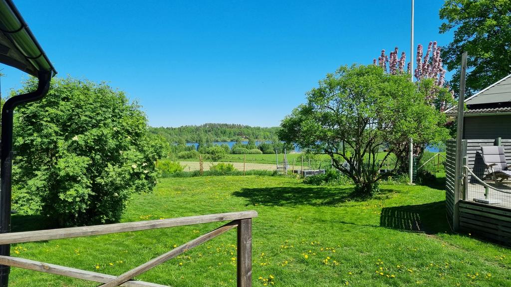 Vy från farstubron vid förråd och gästrum