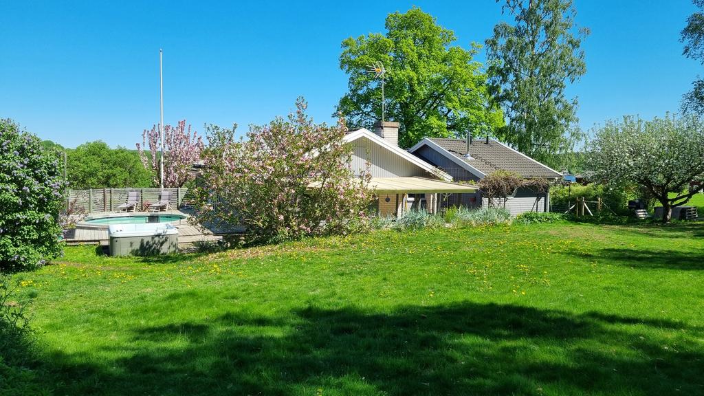 Vy från trädgårdens framsida