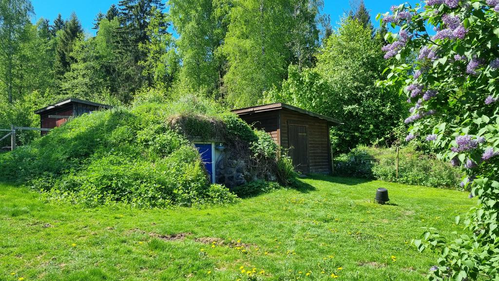 Jordkällare och förråd på framsidan