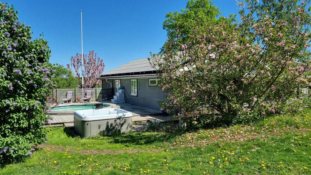 Härligt blommande syrén och magnolia invid baksidans altan och soldäck